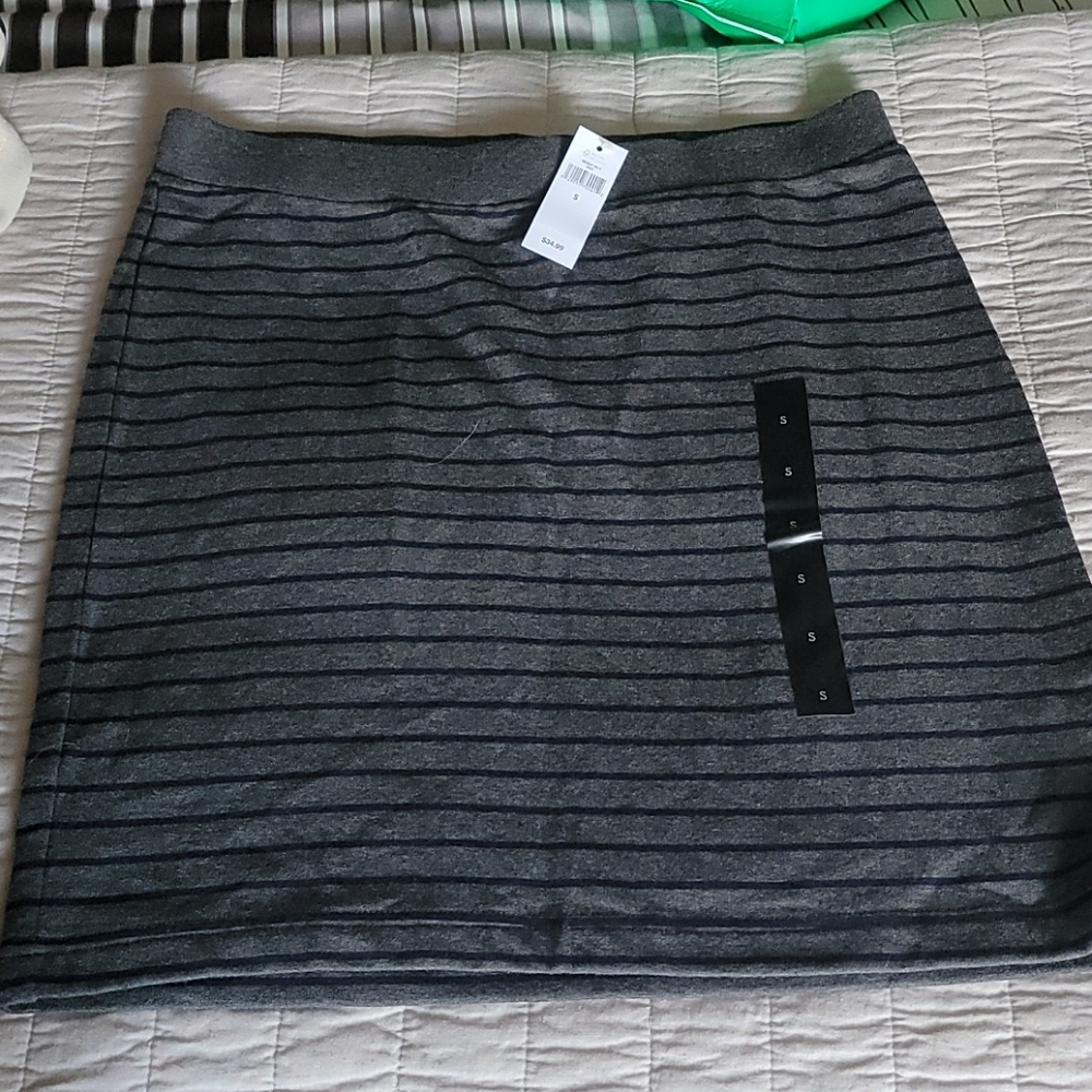 New w/tags Banana Rep. Knee Length Skirt Size S